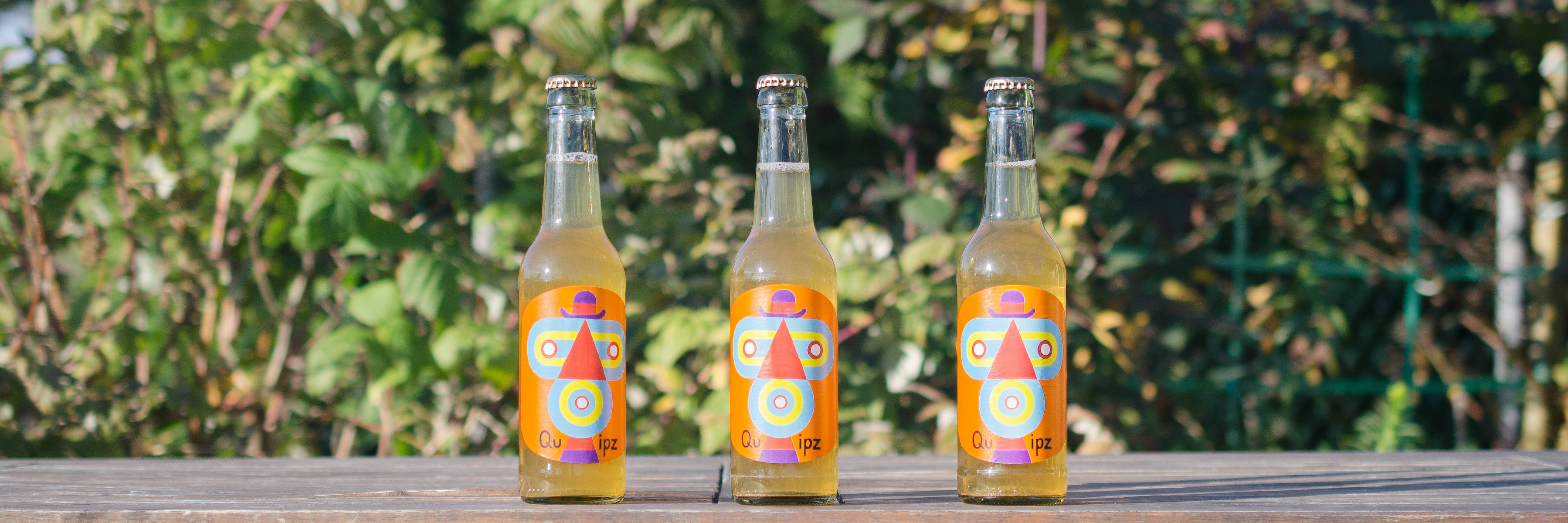 Kopfgrafik mit Limonadenflaschen